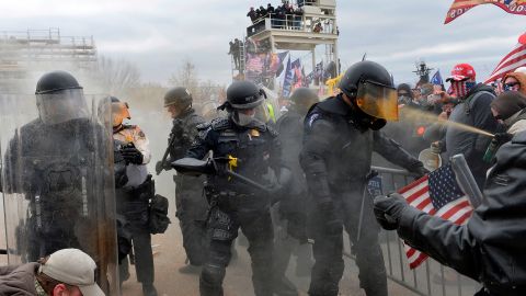 US capitol riots 0106 police clash