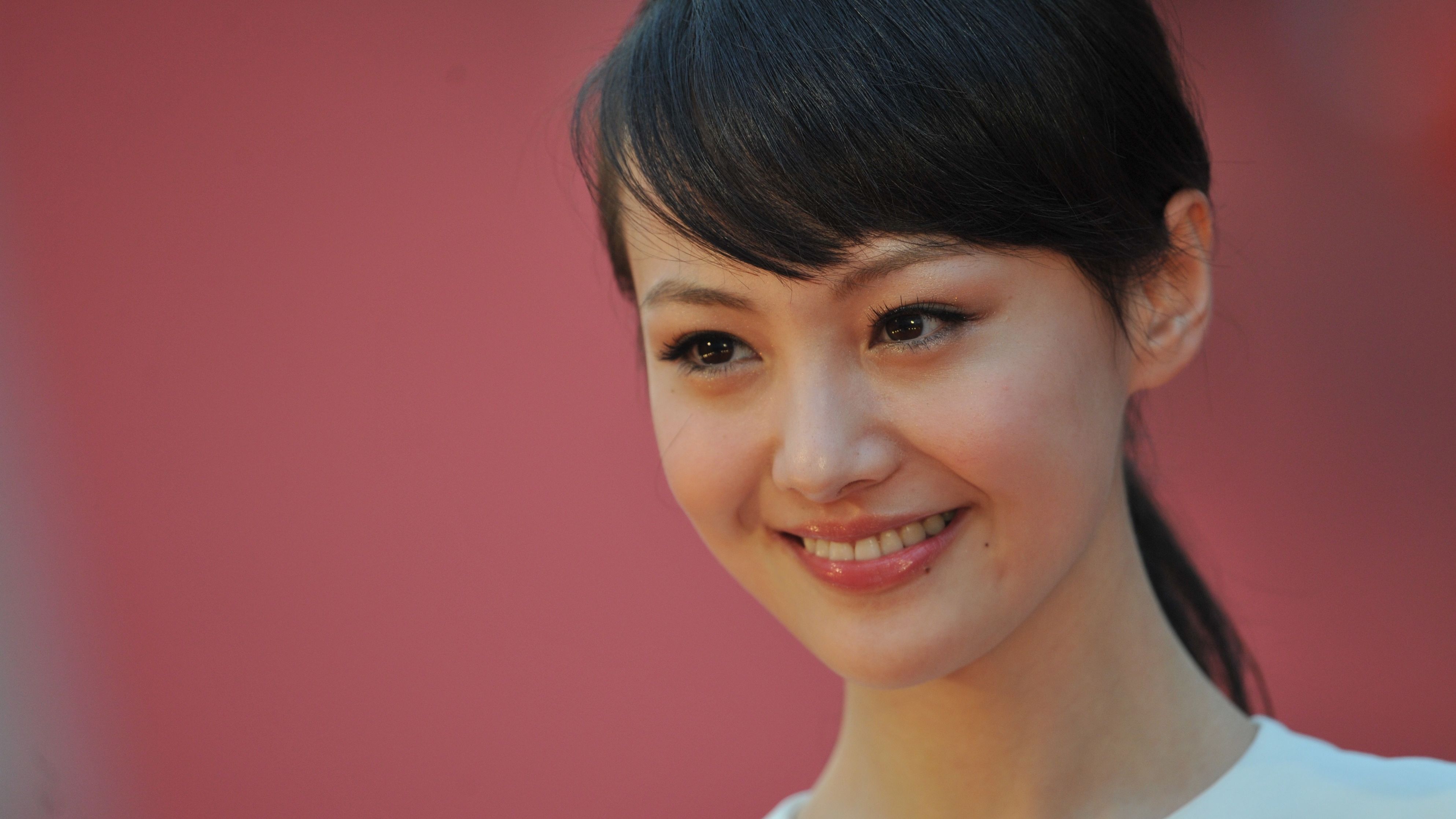 Actress Zheng Shuang has been accused by her former partner Zhang Heng of abandoning their two surrogate babies in the United States.