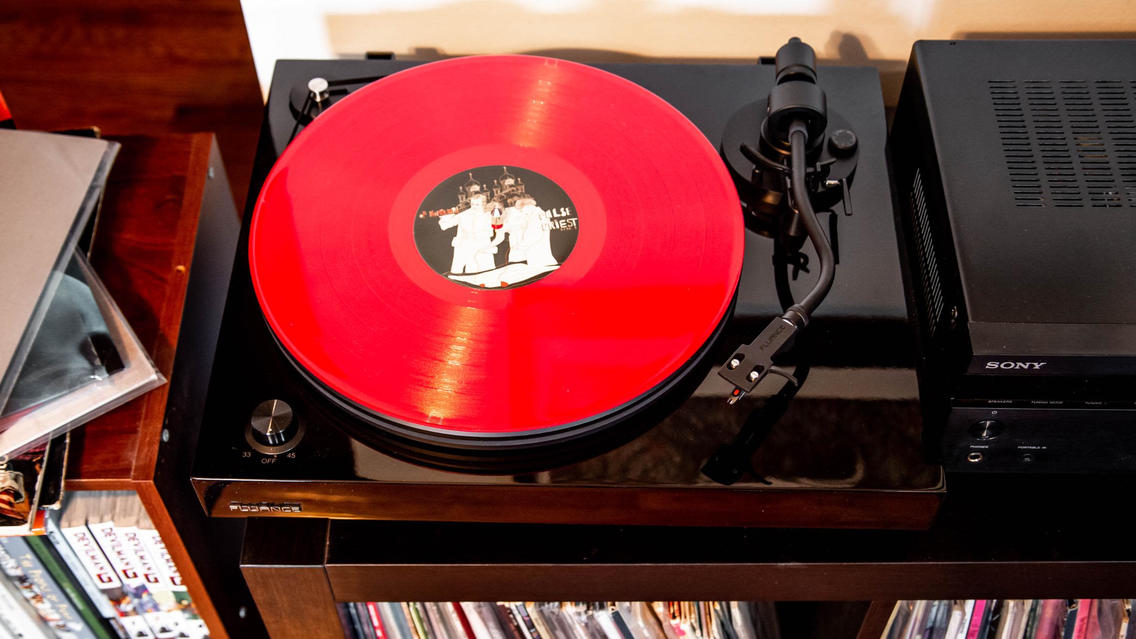 8 Dope Vinyl Record Players That Save You A Ton Of Space