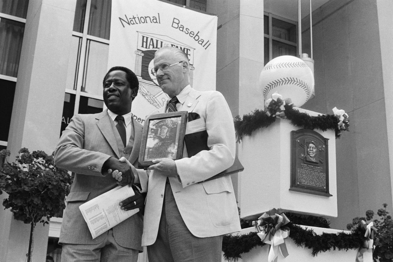 Aaron poses with Major League Baseball Commissioner Bowie Kuhn as he is inducted into the Hall of Fame in 1982.