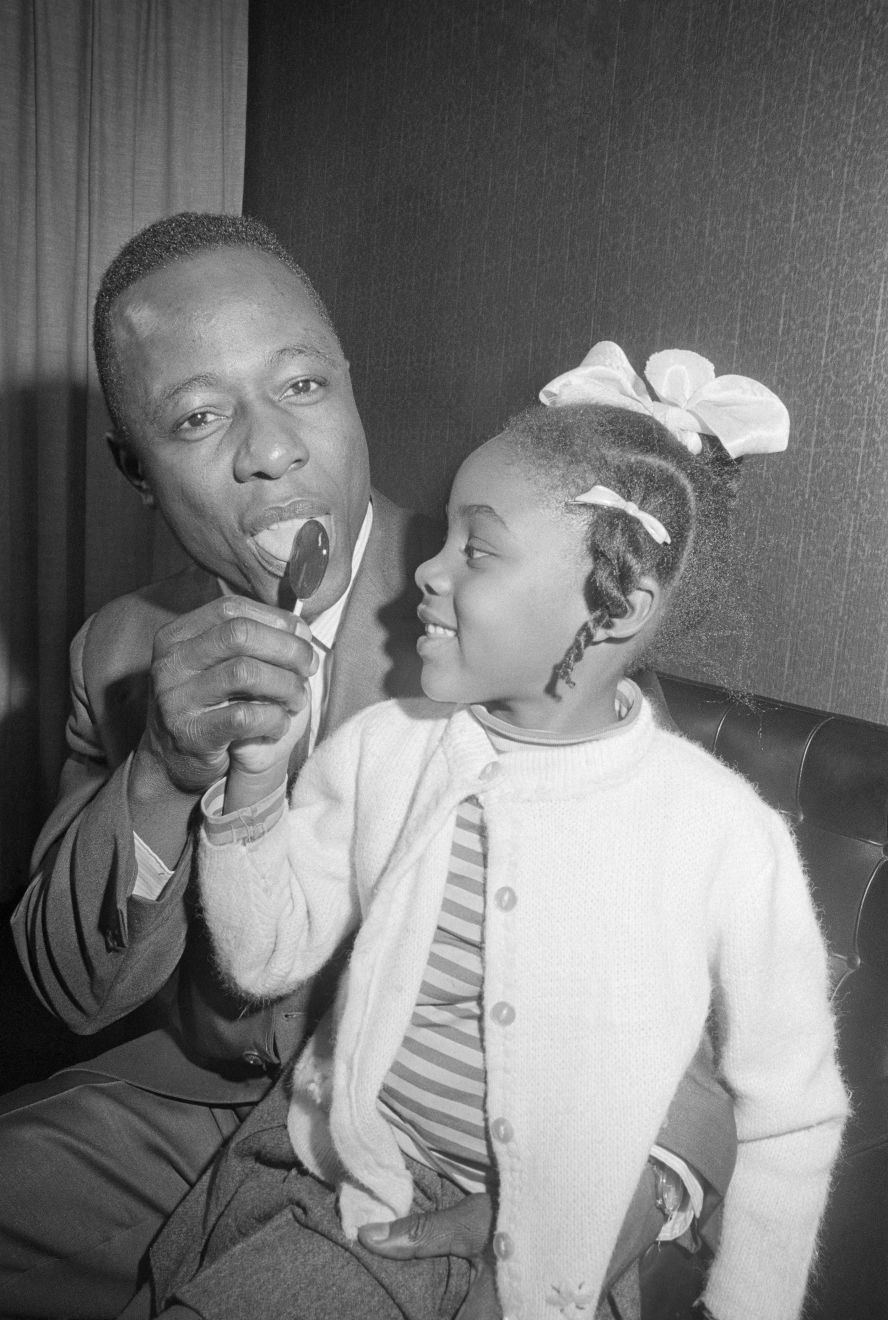 Aaron tries a lollipop with his niece, Wonya Lucas, in 1967. He had just signed a new two-year contract worth $100,000 a year.