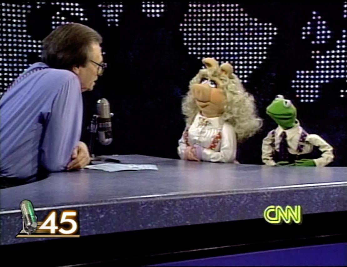 Larry King interviews Kermit and Ms. Piggy.