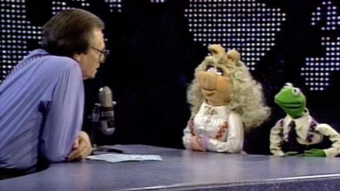 Larry King interviews Kermit and Ms. Piggy.