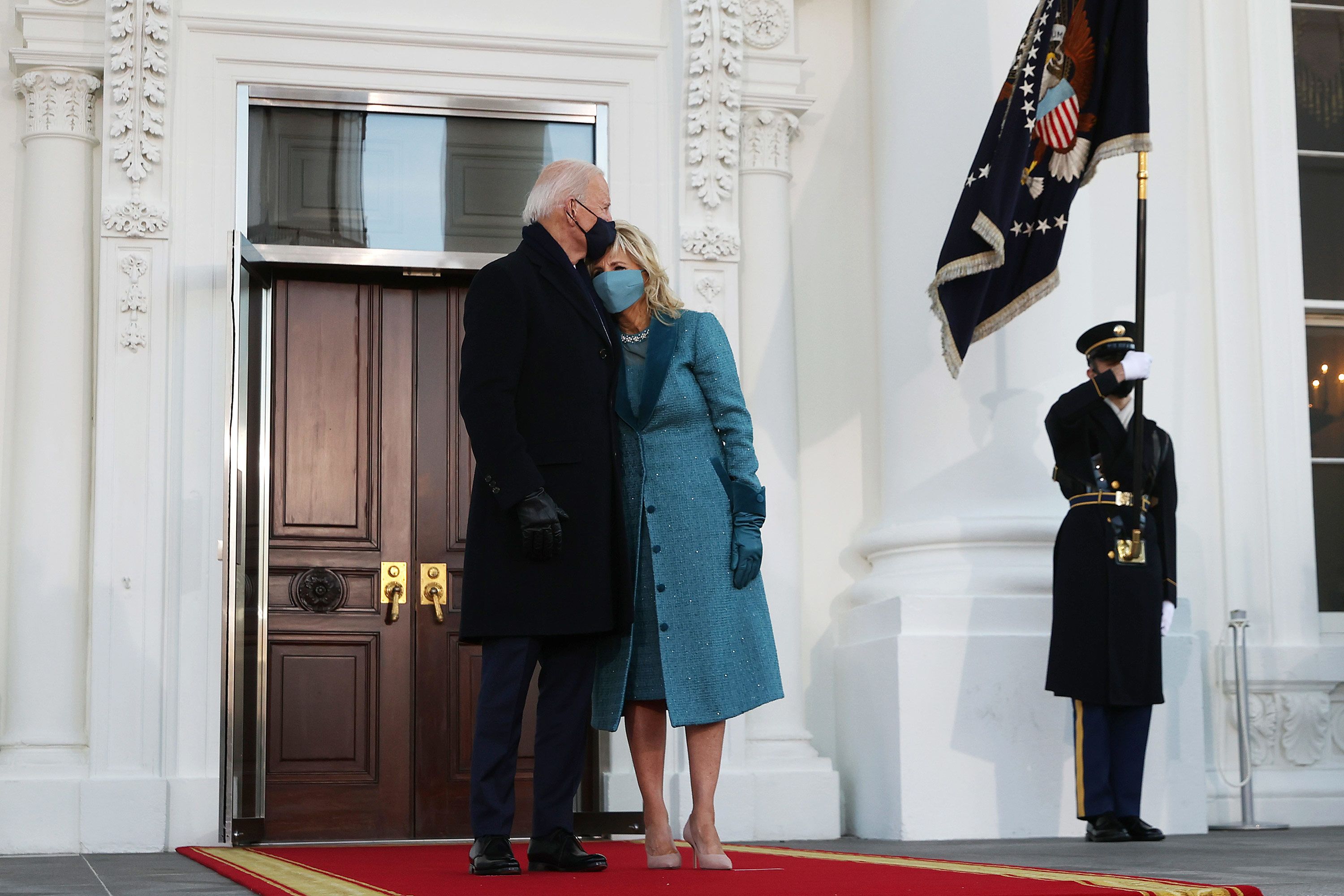 White House staff welcomes new first family: 