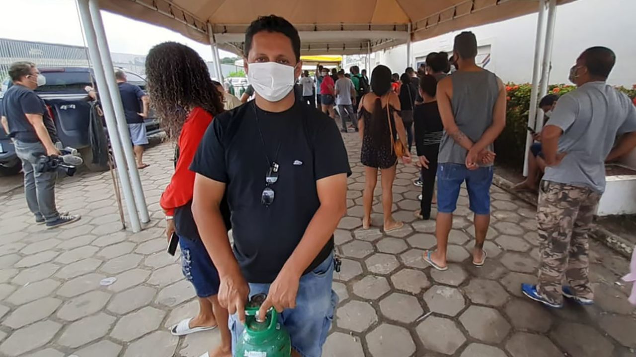 Joseney Costa Vicente queuing to buy oxygen for his mother Raquel, 69, in Manaus