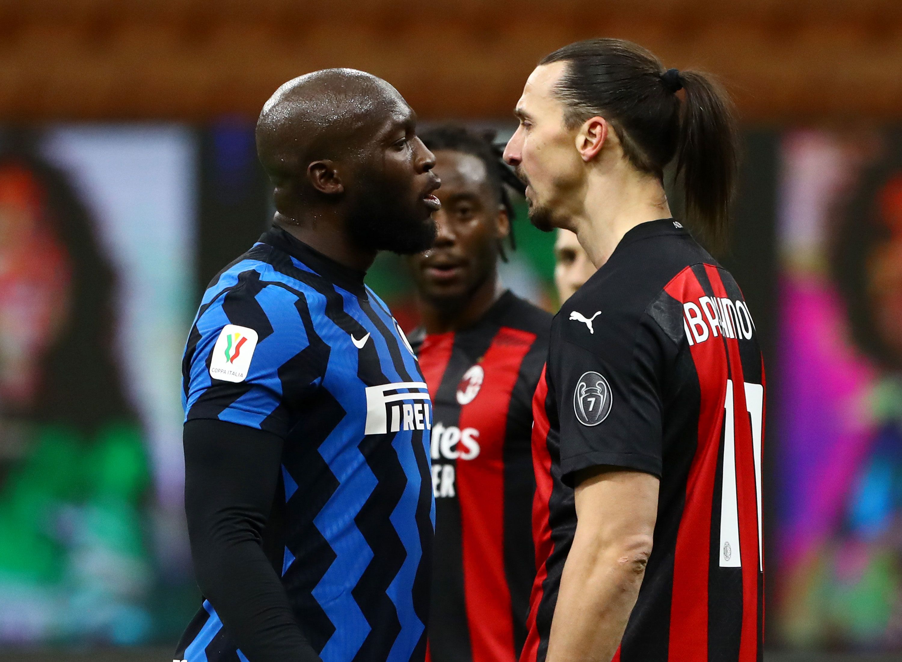 Inter Milan's Romelu Lukaku (centre) heads towards goal but is