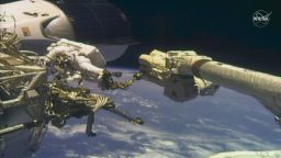 04 nasa glover hopkins spacewalk 0127