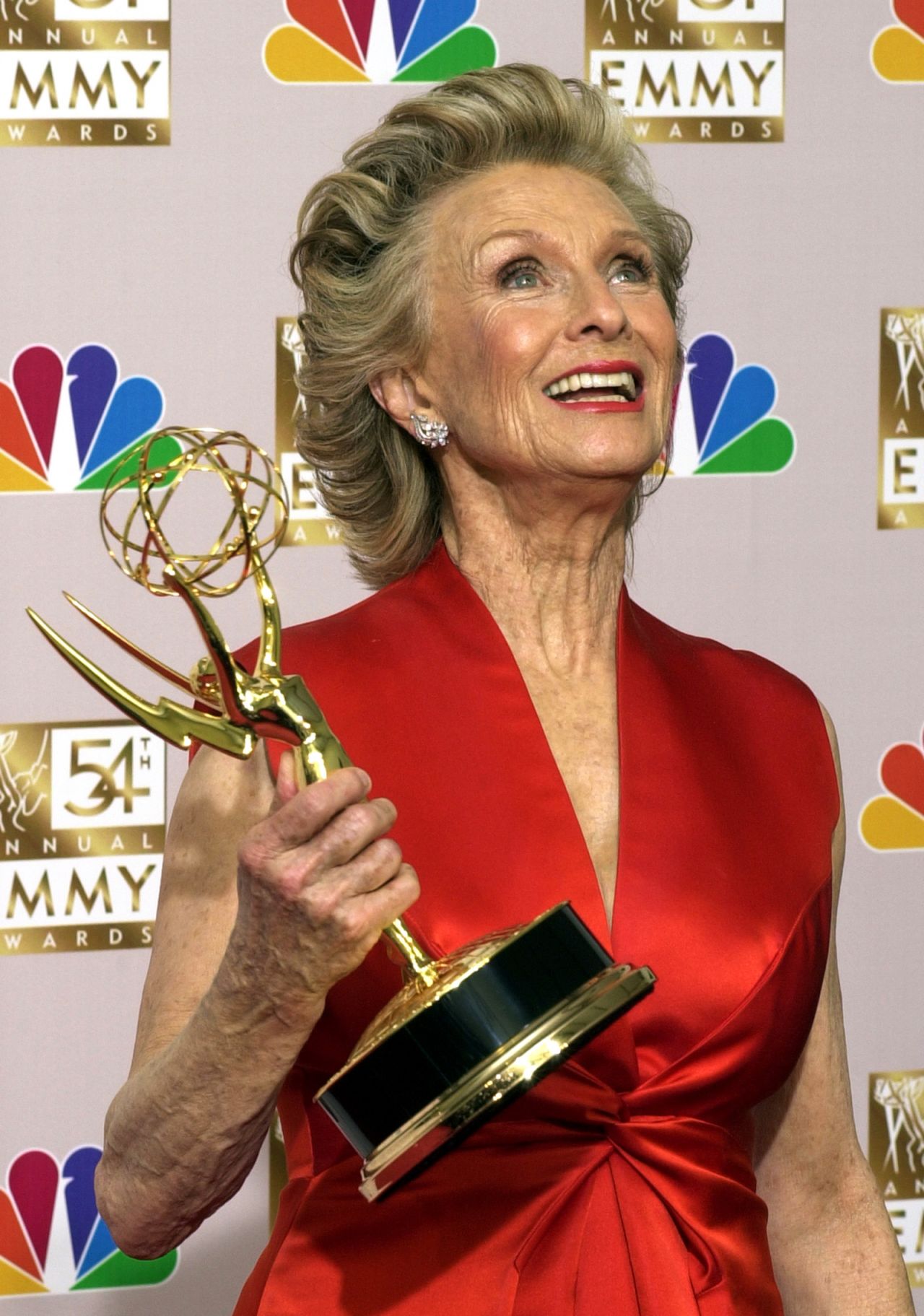 Leachman shows off the Emmy Award she won for her guest role in "Malcolm in the Middle" in 2002.