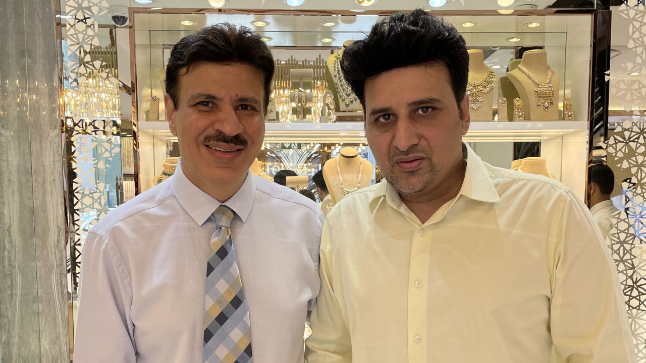 Sanjay and Vinay Jethwani are the founders of Meena Jewellers. 