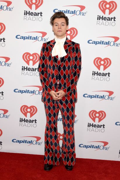 Styles wears yet another Gucci suit at the iHeartRadio concert and red carpet in 2017. The star shows himself to be a deft hand at turning strong, vintage-inspired looks.