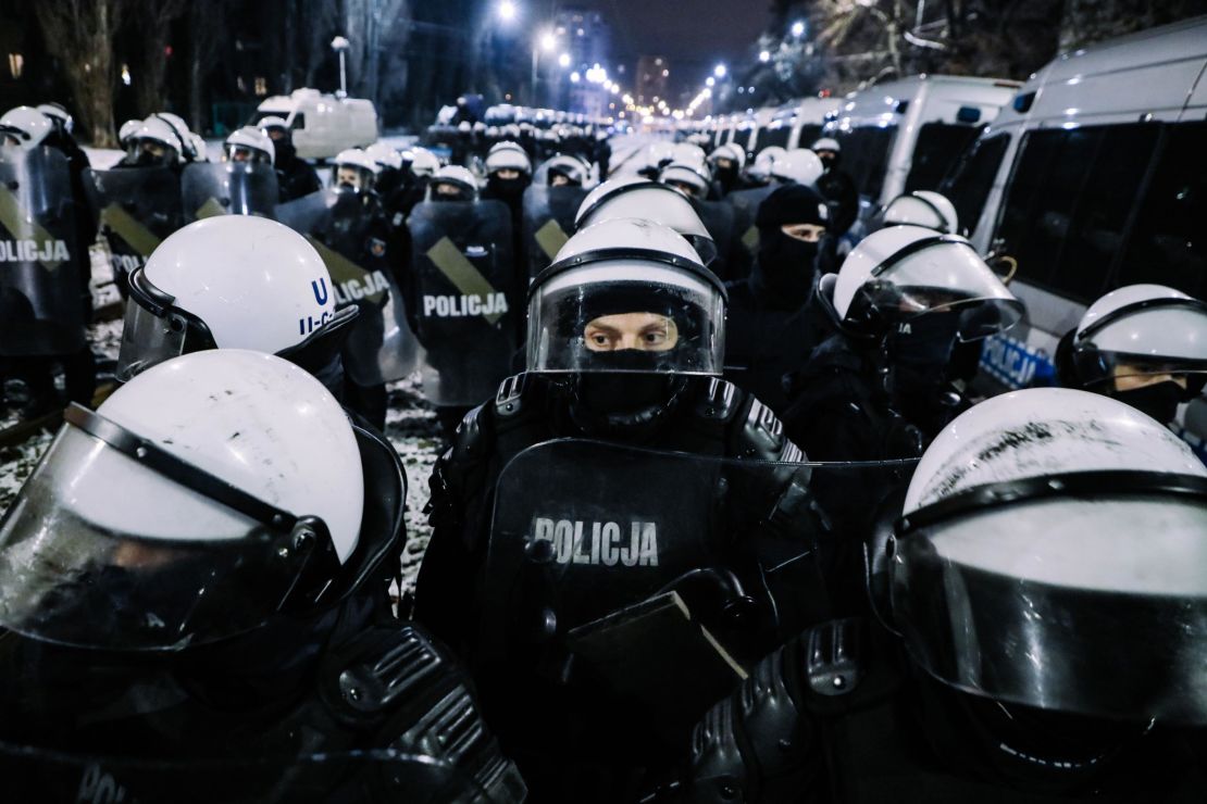 Police blockades prevented the demonstrators reaching the official residence of PiS leader Jarosław Kaczyński.