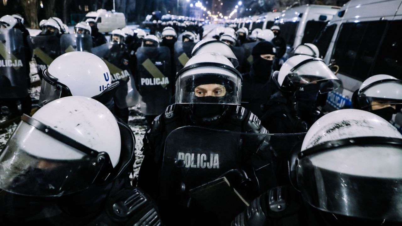 Police blockades prevented the demonstrators reaching the official residence of PiS leader Jarosław Kaczyński.
