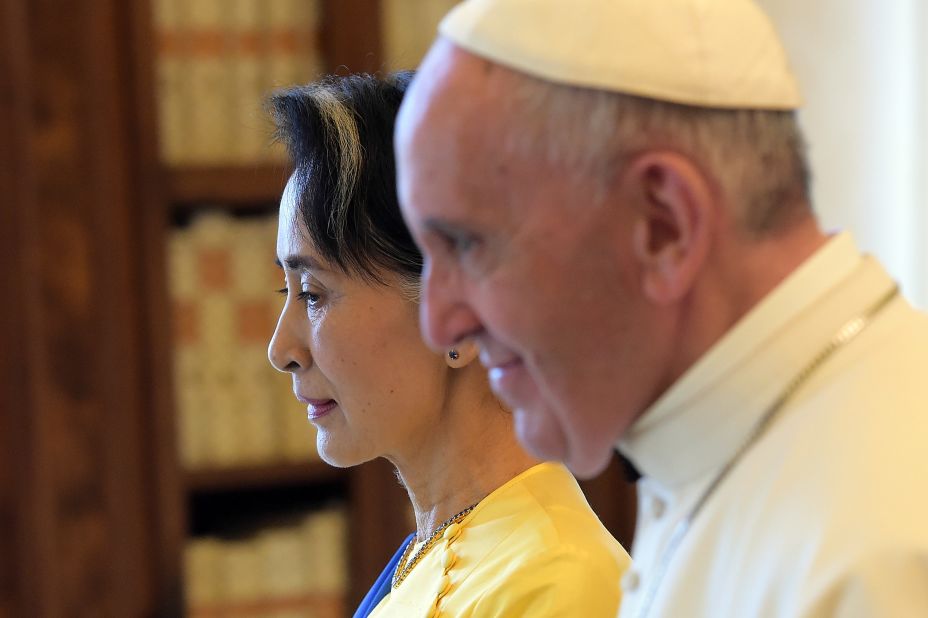 Suu Kyi met with Pope Francis at the Vatican in 2017.