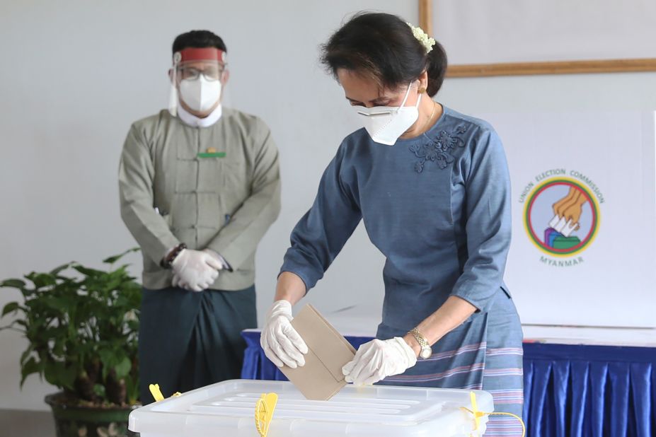 Suu Kyi casts her ballot during advance voting in 2020.