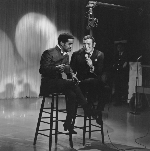 Bennett and Sammy Davis Jr. perform on a television show circa 1960.