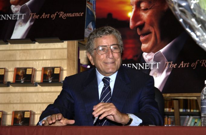 Bennett signs copies of his album "The Art Of Romance" at a bookstore in New York in 2004.