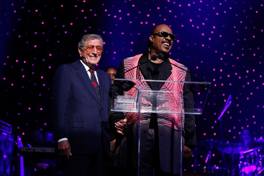 Bennett and Stevie Wonder speak at the Apollo Theater Spring Gala in 2011.