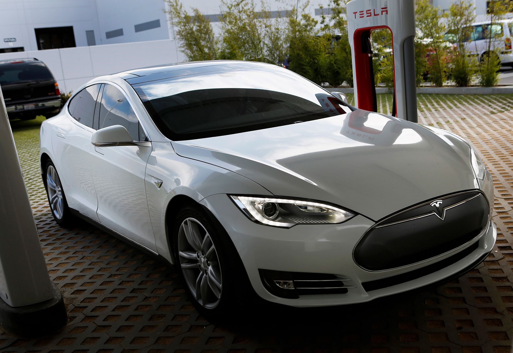 Tesla recalls 135,000 cars after pushing back against regulators | CNN  Business