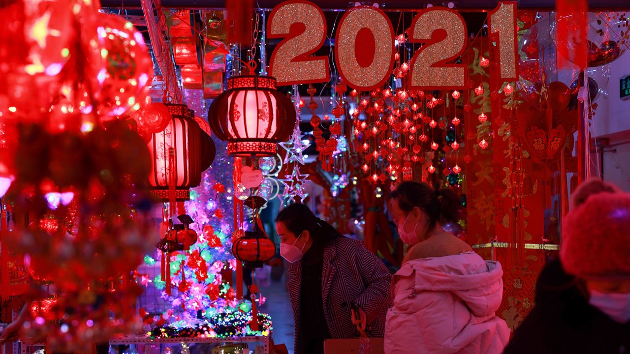 On the 15th day of the festival, many people go out and admire lanterns.