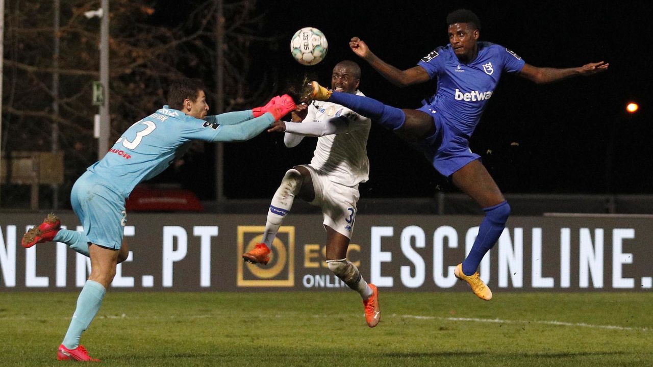 Nanu (center) goes for the ball as he collides with Kritsyuk (left).