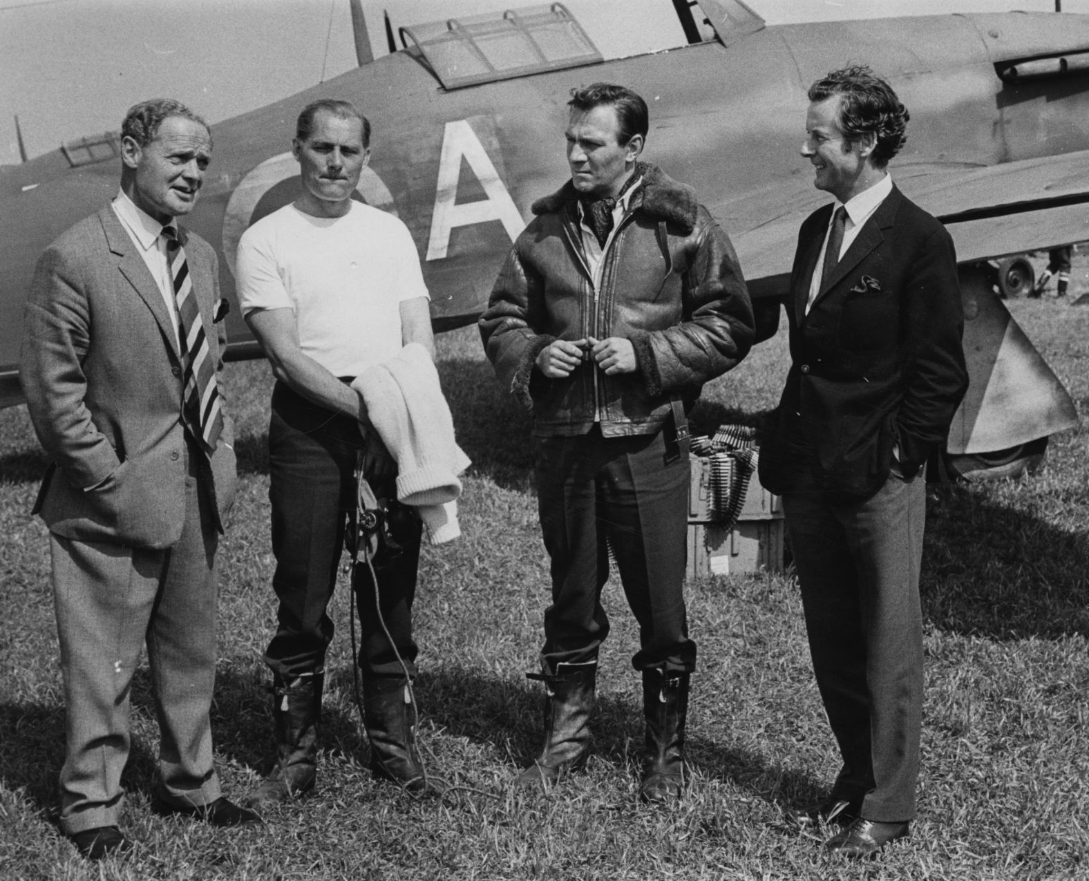 Plummer, second from right, and fellow actor Robert Shaw, second from left, talk to pilots about the making of the film "The Battle of Britain" in 1968.