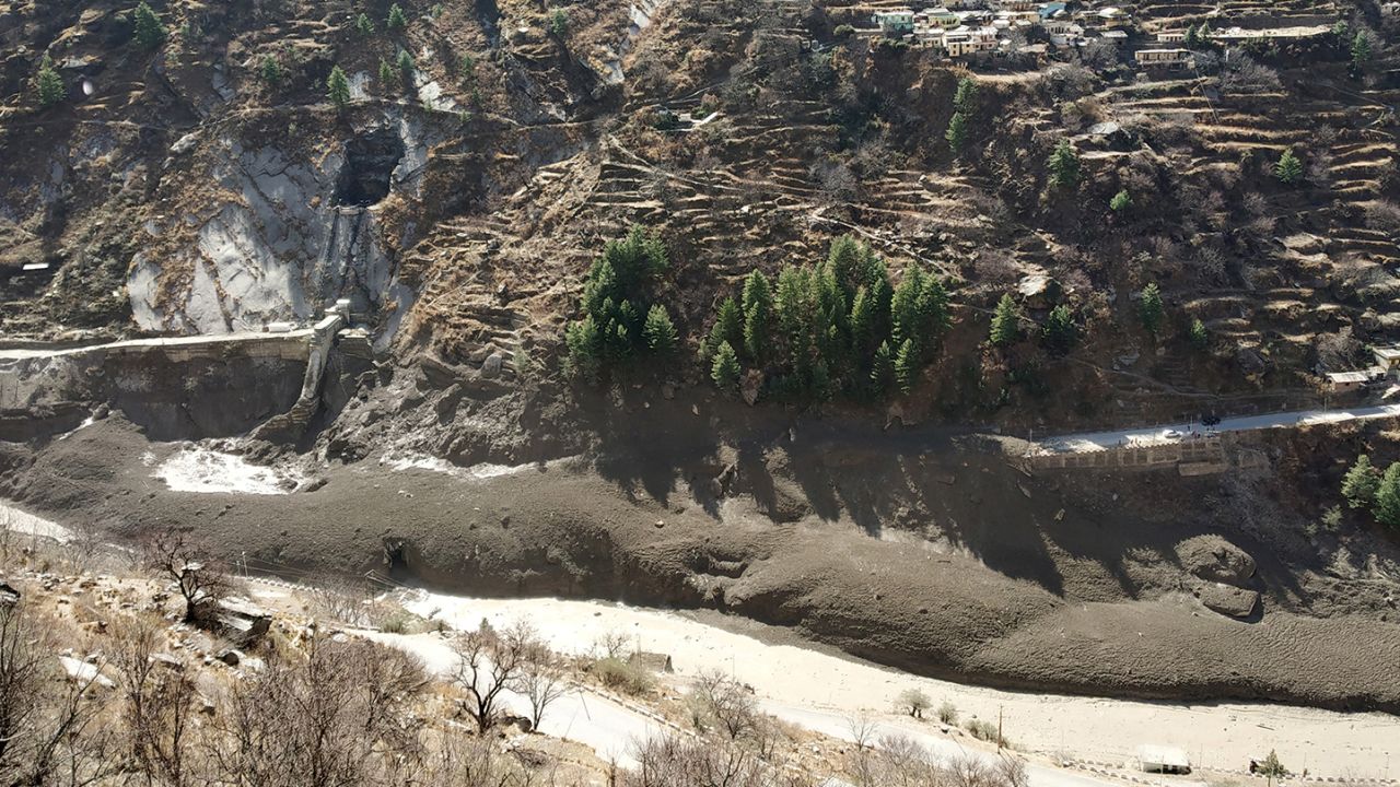 At least 600 military personnel and Indo-Tibetan Border police were helping rescue operations.