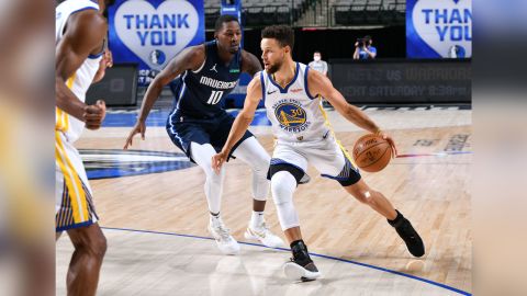 Curry dribbles the ball against the Dallas Mavericks.