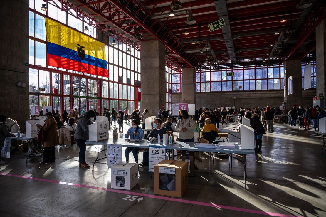Members of the polling station waiting for people to vote in the Ecuadorian elections. More than 179,000 people from Ecuador can vote today in Spain.