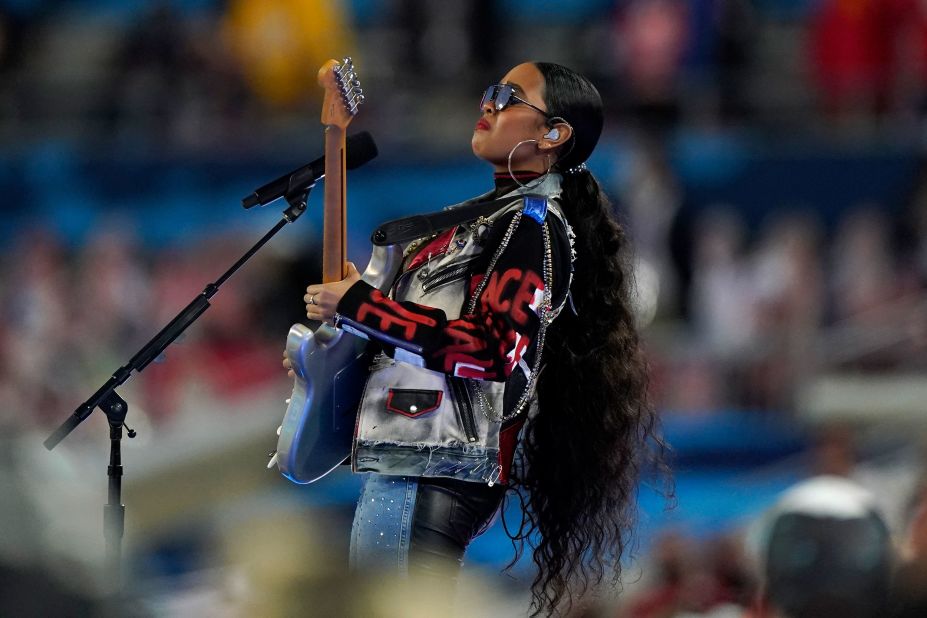 H.E.R. performs "America the Beautiful" before the National Anthem.