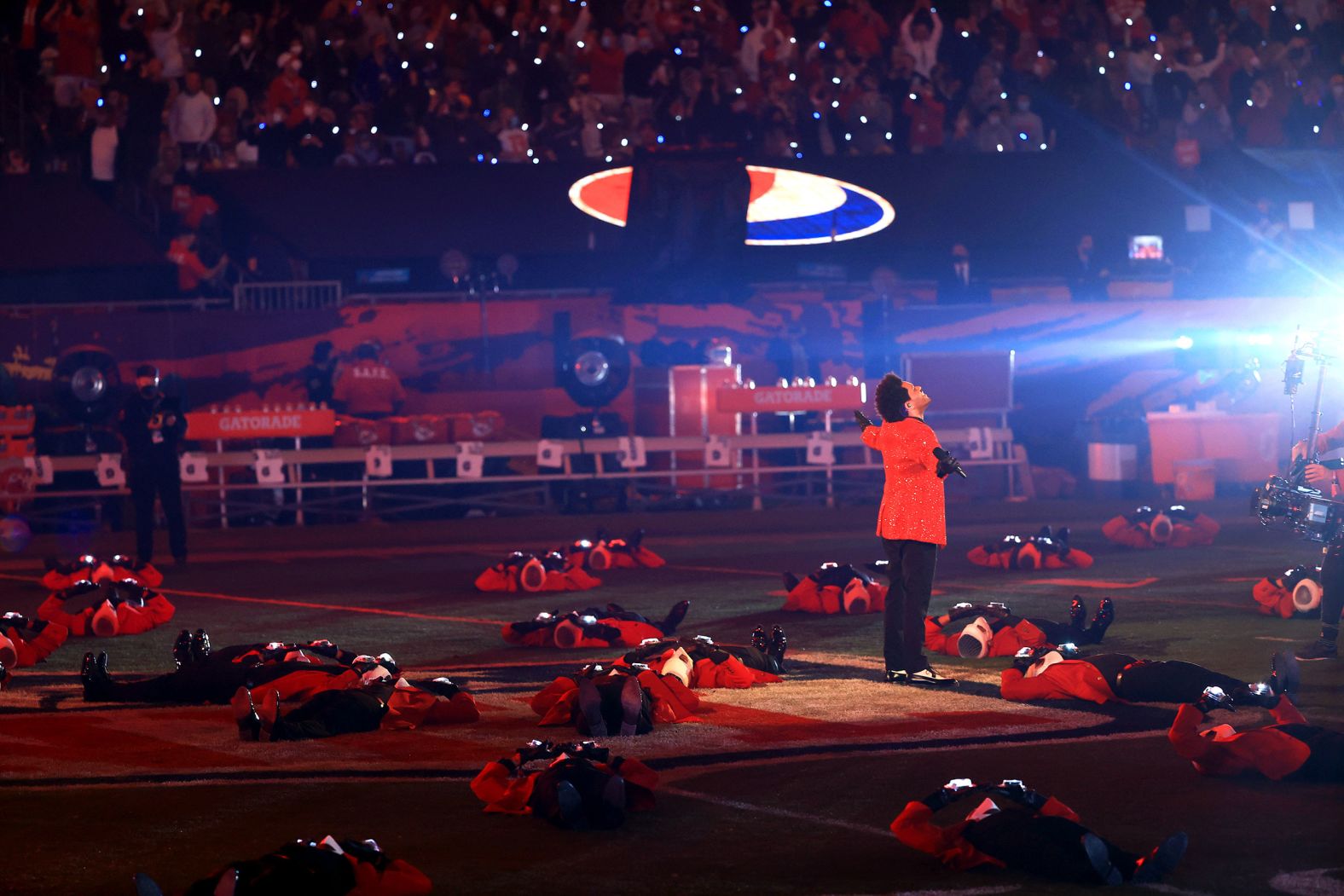 The Weeknd ended the show with his hit song "Blinding Lights."