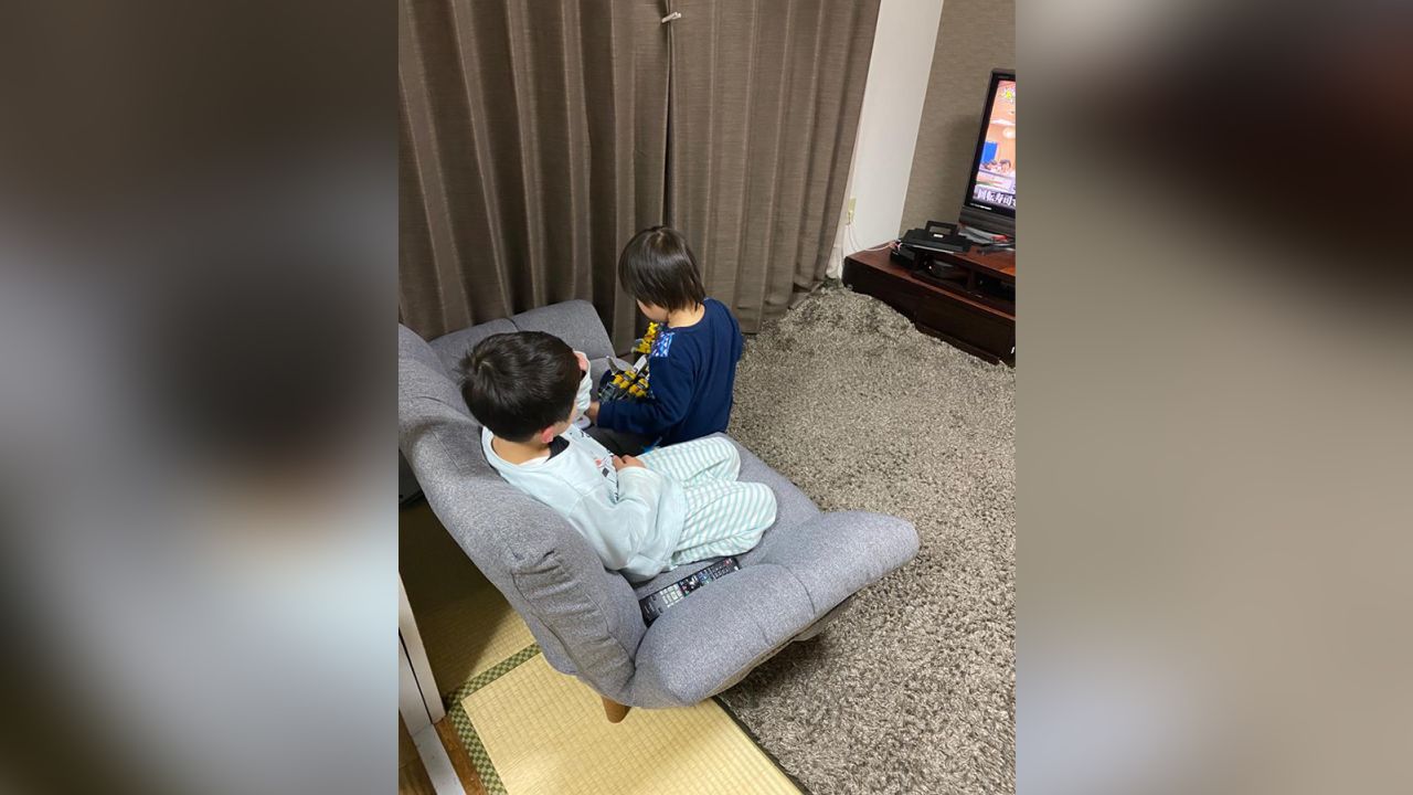 Su's children communicated with her via their tablet.