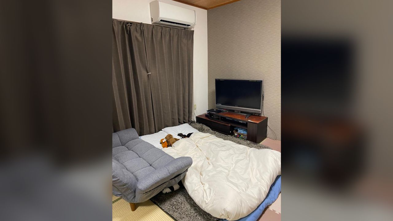 The living room where Su's children isolated on their own.