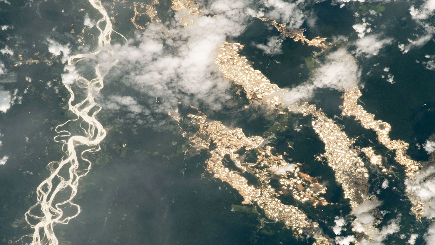 NASA photo shows 'gold' Peruvian  rivers