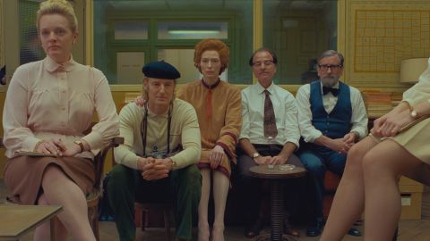 Elisabeth Moss, Owen Wilson, Tilda Swinton, Fisher Stevens and Griffin Dunne in Wes Anderson's film 'The French Dispatch' (Courtesy of Searchlight Pictures).