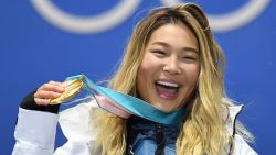 TOPSHOT - USA's gold medallist Chloe Kim poses on the podium during the medal ceremony for the snowboard women's Halfpipe at the Pyeongchang Medals Plaza during the Pyeongchang 2018 Winter Olympic Games in Pyeongchang on February 13, 2018. / AFP PHOTO / Kirill KUDRYAVTSEV        (Photo credit should read KIRILL KUDRYAVTSEV/AFP via Getty Images)