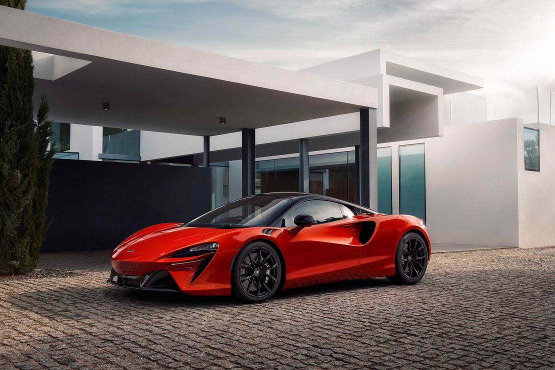 The McLaren Artura is powered by a turbocharged V6 engine and an electric motor.