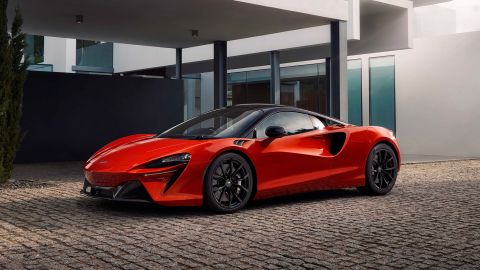 The McLaren Artura is powered by a turbocharged V6 engine and an electric motor.
