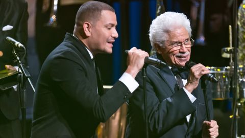 Johnny Pacheco sings with Victor Manuelle at the 22nd ASCAP Latin Music Awards in 2014.