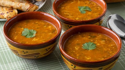 Tazón tradicional de harira marroquí de cerca y Msemmen lleno para iftar en ramadán