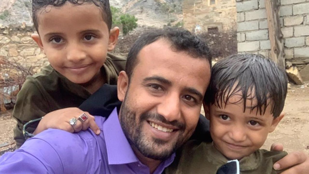 Yemeni journalist Adel al-Hasani with his two young sons. He was detained at a checkpoint on the outskirts of Aden last September.