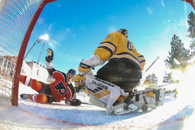 Joel Farabee of the Flyers scored one of his team's goals on Sunday but it wasn't enough to avoid defeat.