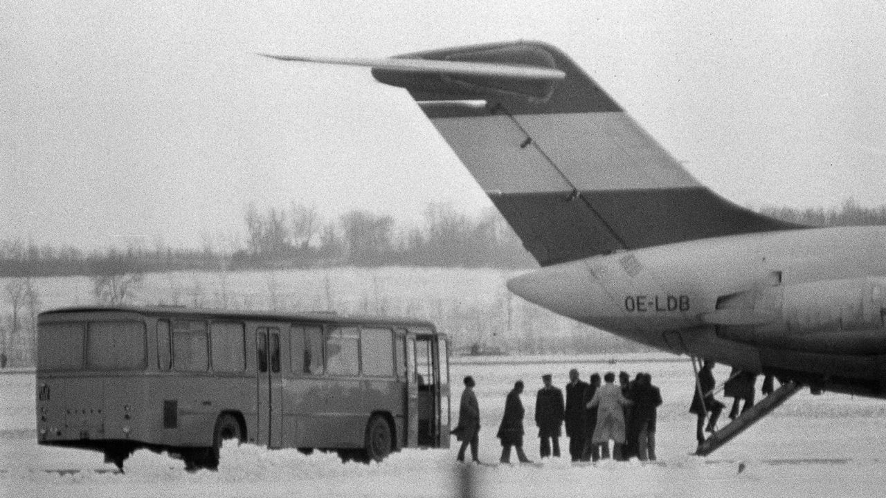Hostages board a DC-9 in Vienna before they are flown to Algiers under guard of six terrorists, Dec. 22, 1975. 