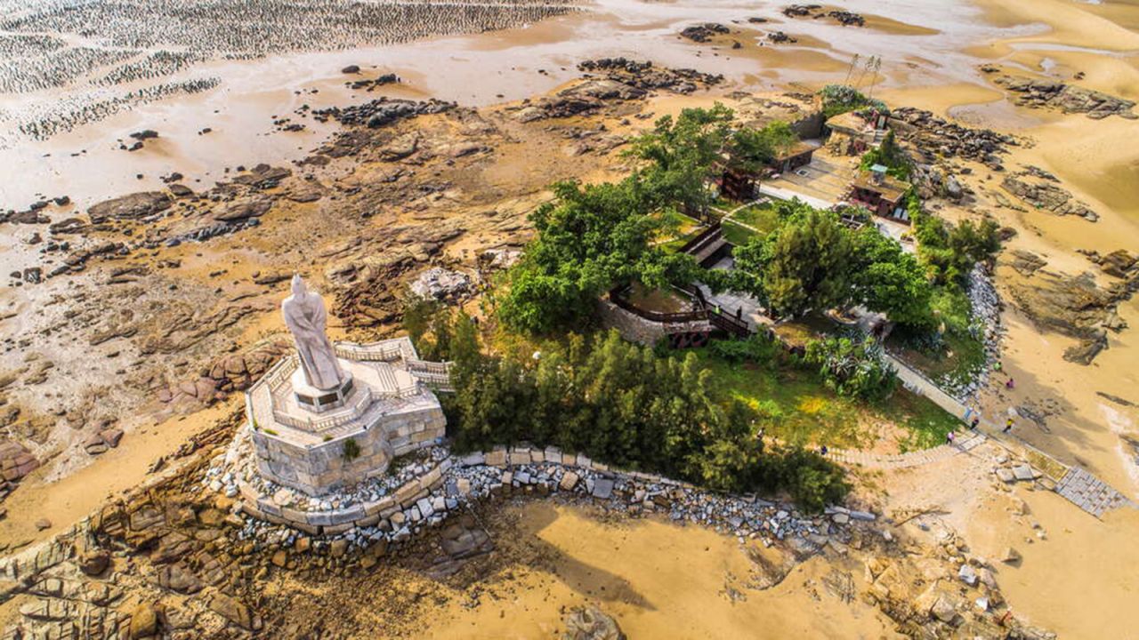 <strong>Jiangongyu Islet: </strong>Home to a bunker and a statue of Zheng Chenggong, an ancient Chinese pirate/military hero, Jiangongyu Islet is said to be Kinmen's answer to France's Mont Saint-Michel.