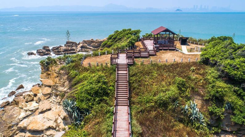 <strong>Lieyu: </strong>Climbing up the scenic walkway of Shanxi Fort on Lieyu, visitors can view the outlying islands of Kinmen as well as Xiamen.