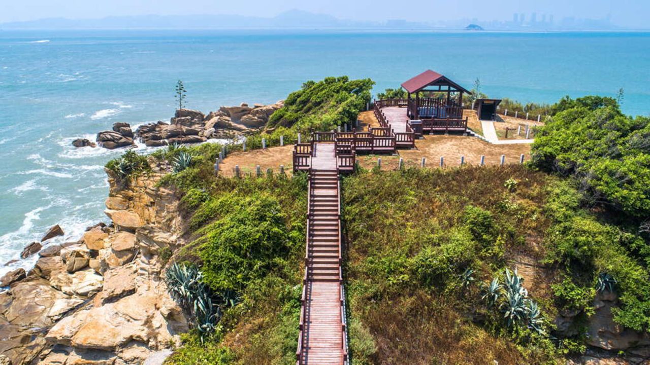 <strong>Lieyu: </strong>Climbing up the scenic walkway of Shanxi Fort on Lieyu, visitors can view the outlying islands of Kinmen as well as Xiamen.