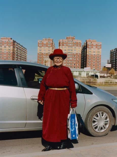 De Mora also documented everyday scenes in Ulaanbaatar in order to paint "a portrait of a city."