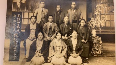Kane Tanaka, în vârstă de 32 de ani în 1935, este fotografiat în centrul primului rând.