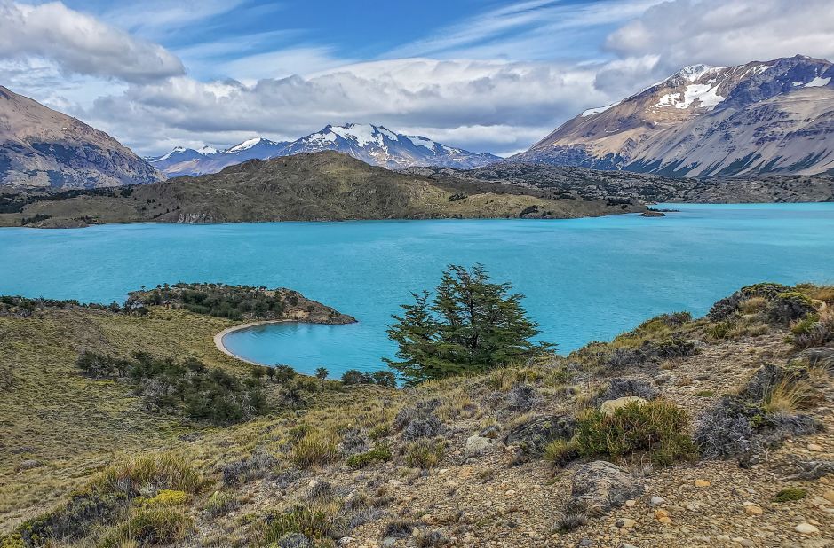 <strong>Stunning scenery:</strong> Patagonian steppe grassland, vibrant lakes and snowy peaks define the landscape in Perito Moreno National Park.
