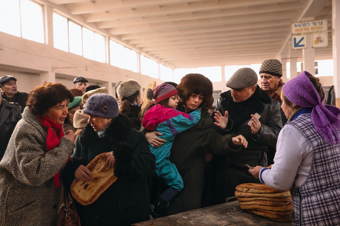 Diana Markosian, Moscow Breadline, 2019, from Santa Barbara
(Aperture, 2020) © Diana Markosian