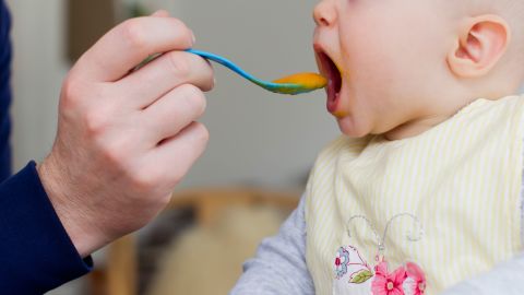 Baby food manufacturers have a responsibility to lower levels of toxic metals in the baby foods they sell, the US Food and Drug Administration said Friday.